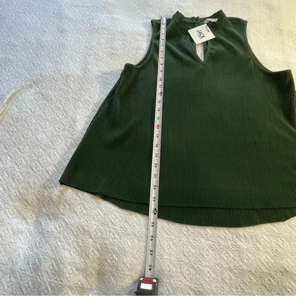 BB Dakota Forest Green Top Size Medium ~ Perfect for date night or Business Wear - Picture 6 of 11